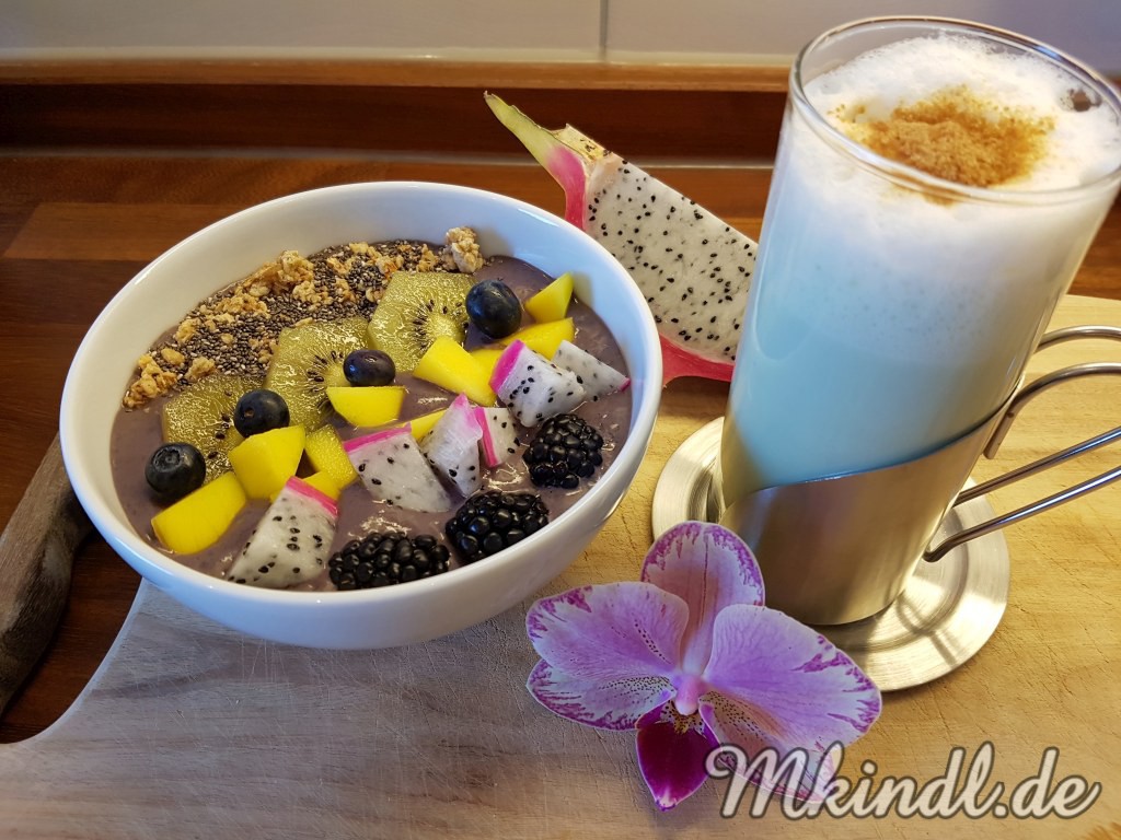 Powerfrühstück mit ACAI Bowl und Matcha Latte – Münchner Kindl